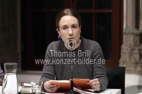 Deutsche Schriftstellerinnen Anne Korth und Barbara Peveling im Gespräch mit der deutschen Politikwissenschaftlerin Simone Scharbert sprechen über das Thema 